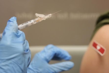 COVID-19: recommandations de vaccination modifiées pour personnes à risque et jeunes