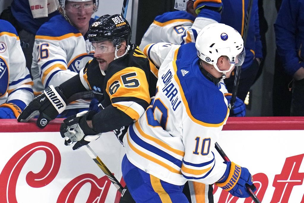 Karlsson inscrit deux buts pour les Penguins, qui gagnent un quatrième match de suite