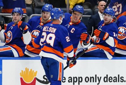 Un doublé de Nelson propulse les Islanders vers une victoire de 3-2 contre les Flyers