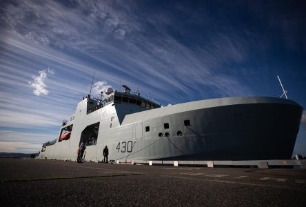 Une éclosion de COVID-19 dans un navire militaire force l’annulation de sa tournée