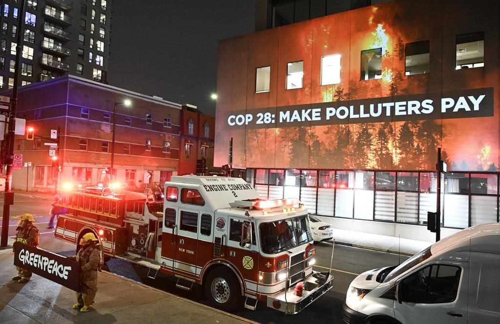 COP28: Greenpeace projette des feux de forêt sur le bureau de Steven Guilbeault
