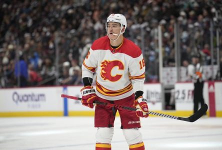 Les Flames échangent Zadorov aux Canucks contre deux choix de repêchage