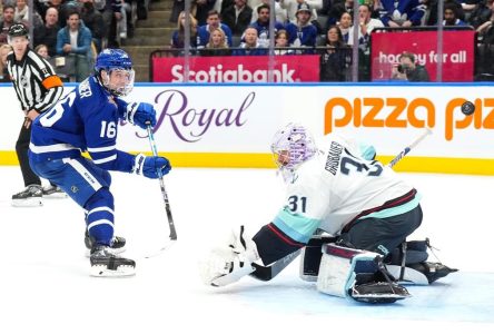 Un tour du chapeau pour Marner, les Maple Leafs défont le Kraken 4-3 en fusillade
