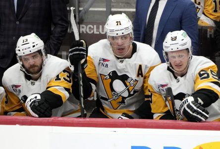 Le lent début de saison des Penguins n’est pas attribuable à Sullivan, selon Dubas