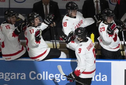 Le Canada amorce la défense de son titre au Mondial junior en battant la Finlande 5-2