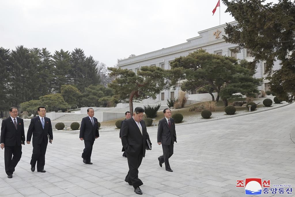 Kim Jong-un vante ses réalisations à la réunion politique de fin d’année