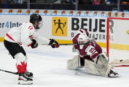 Macklin Celebrini récolte 5 points dans un gain de 10-0 du Canada contre la Lettonie