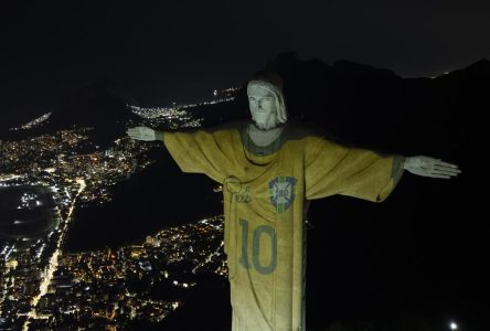 La statue du Christ Rédempteur illuminée avec un chandail de Pelé