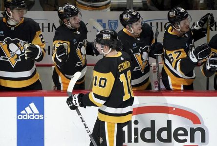 Malkin et Crosby mènent les Penguins à une victoire de 4-2 contre les Blues