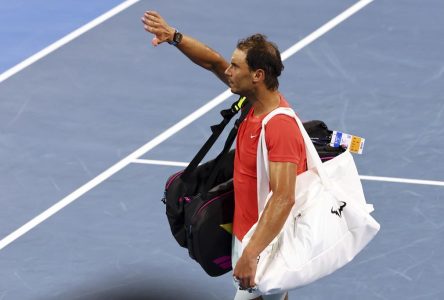 Rafael Nadal se retire des Internationaux d’Australie après s’être blessé à nouveau
