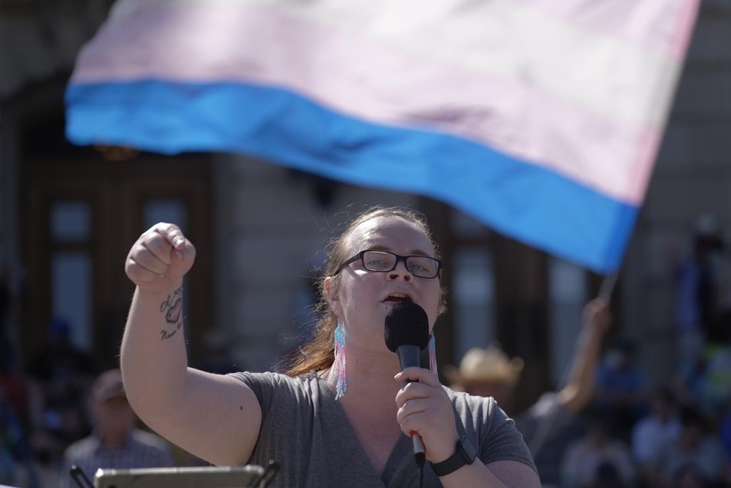Une organisation LGBTQ conteste la loi sur les pronoms à l’école en Saskatchewan