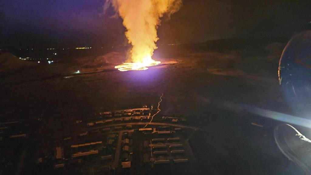 Éruption volcanique en Islande: une petite communauté menacée par les coulées de lave
