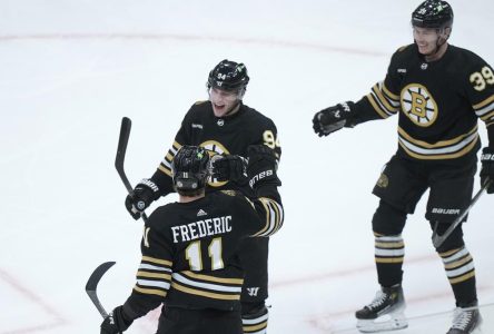 Un tour du chapeau pour David Pastrnak, les Bruins défont l’Avalanche 5-2