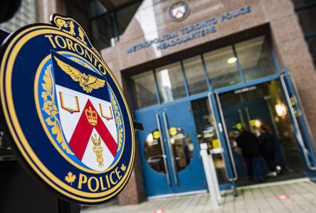 La police de Toronto recherche un suspect qui serait armé d’une machette