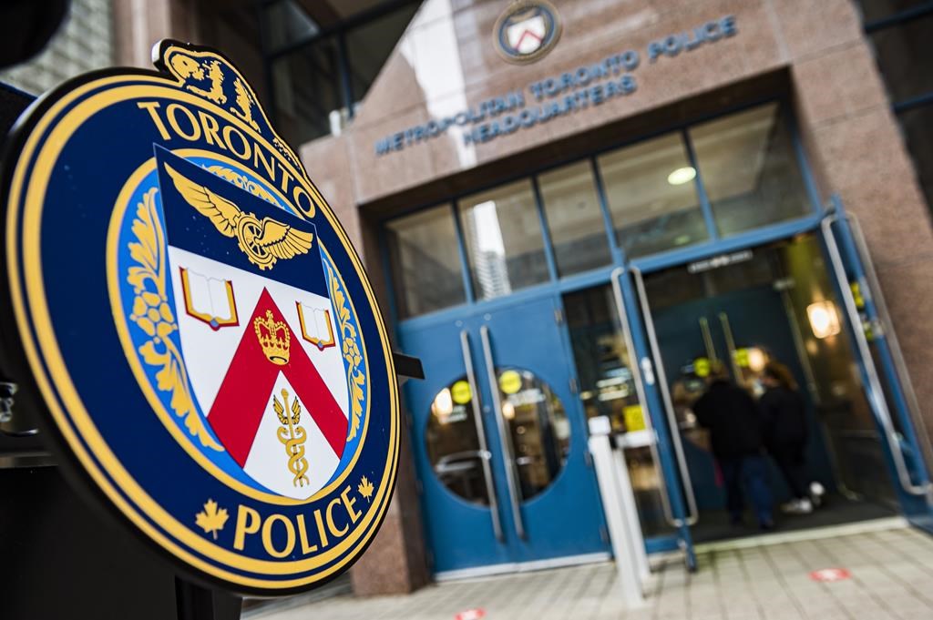 La police de Toronto recherche un suspect qui serait armé d’une machette