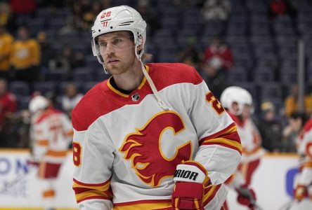 Les Flames échangent Elias Lindholm aux Canucks