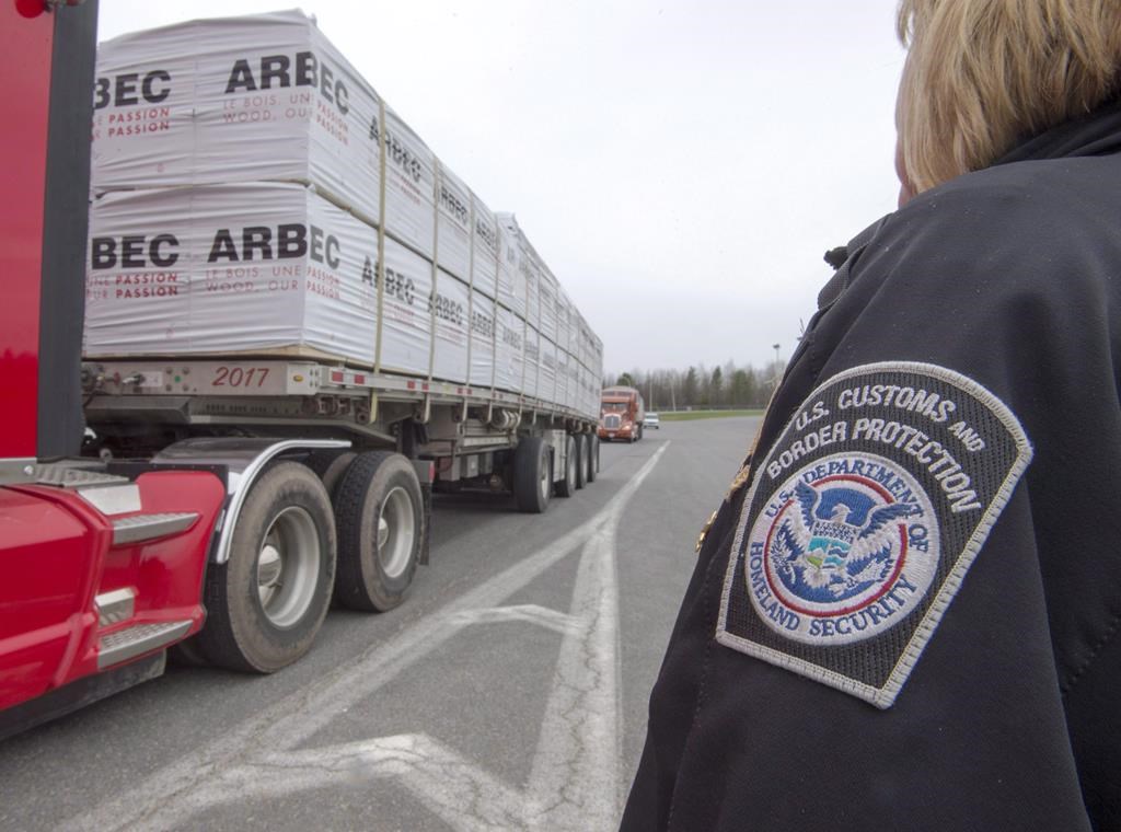 Ottawa dénonce une hausse des tarifs douaniers américains sur le bois d’oeuvre