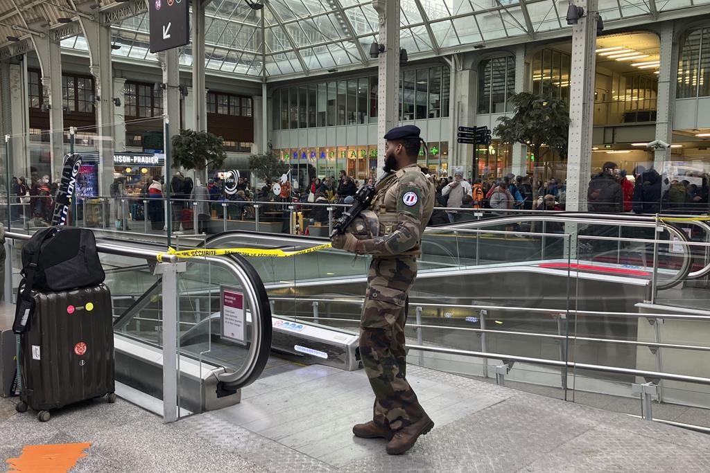 Attaque au couteau et au marteau à la gare de Lyon, à Paris: trois blessés