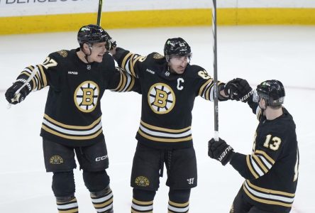 Marchand et Heinen aident les Bruins à blanchir les Canucks 4-0