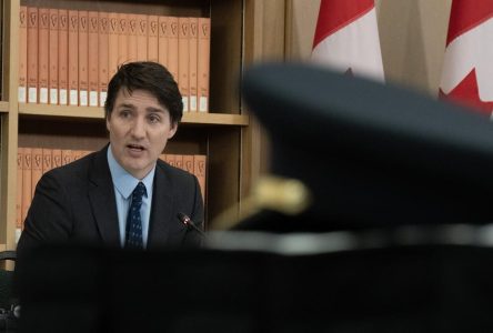 Compressions chez Bell: une décision «pourrie», lance Trudeau, «furieux»