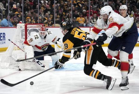 Crosby gâche le retour de Bedard, les Penguins défont les Blackhawks 4-1