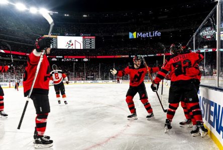 Gain de 6-3 des Devils contre les Flyers devant 70 328 personnes au MetLife Stadium