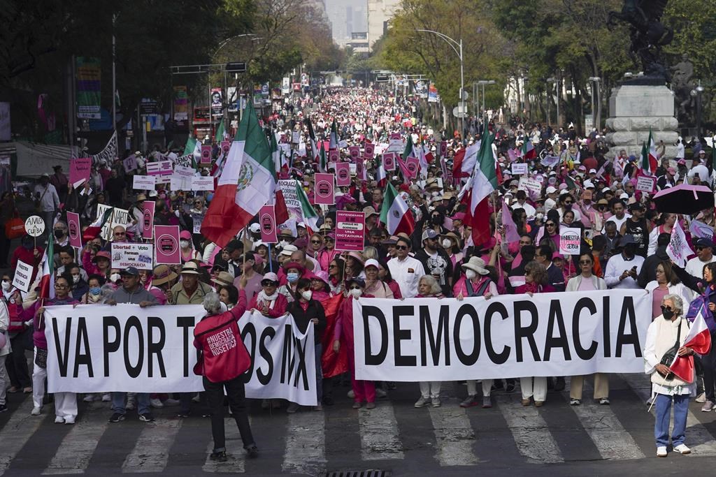 Des dizaines de milliers de manifestants défilent contre le président mexicain