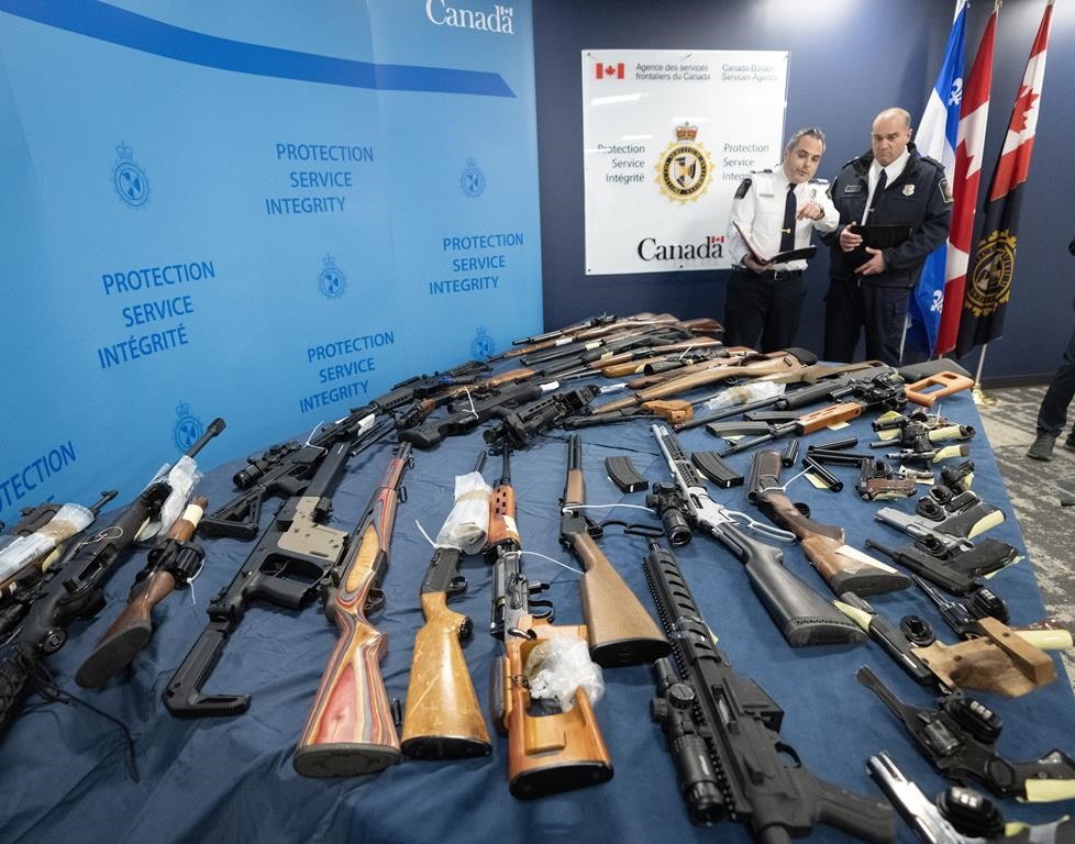 Près d’une centaine d’armes ont été saisies dans une résidence de Gatineau par l’ASFC