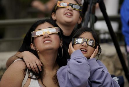 Profiter de l’éclipse solaire du 8 avril sans gâcher sa vue de façon permanente