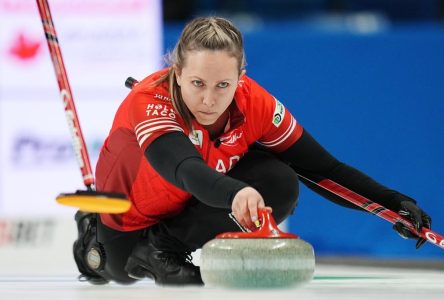 Homan reste invaincue aux Mondiaux de curling féminin en battant les États-Unis 10-6