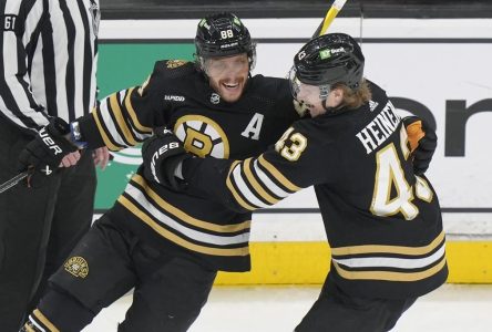 Un 17e tour du chapeau pour David Pastrnak, les Bruins défont les Sénateurs 6-2