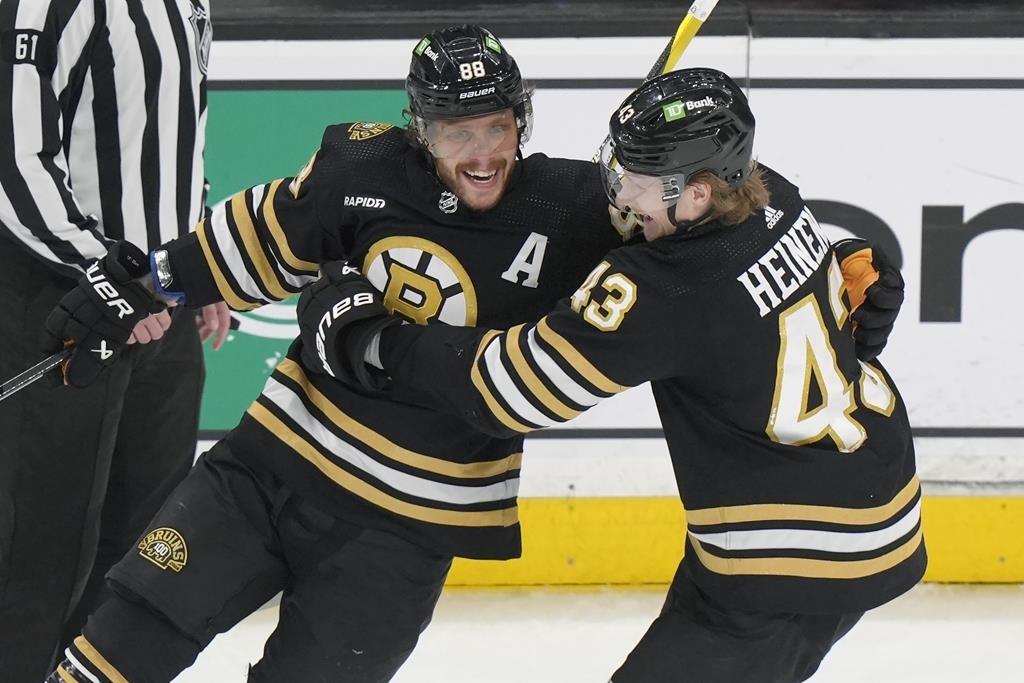Un 17e tour du chapeau pour David Pastrnak, les Bruins défont les Sénateurs 6-2