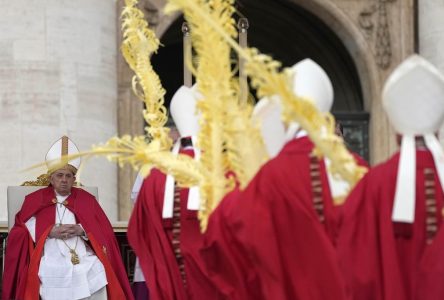 Le pape François assiste à la messe du dimanche des Rameaux sans prononcer l’homélie