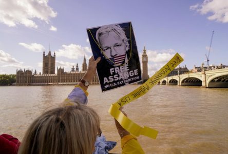 Un tribunal britannique ordonne de retarder l’extradition de Julian Assange