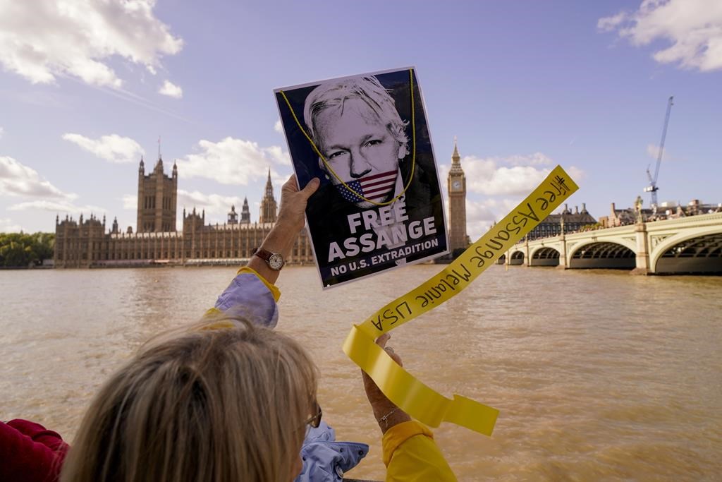 Un tribunal britannique ordonne de retarder l’extradition de Julian Assange