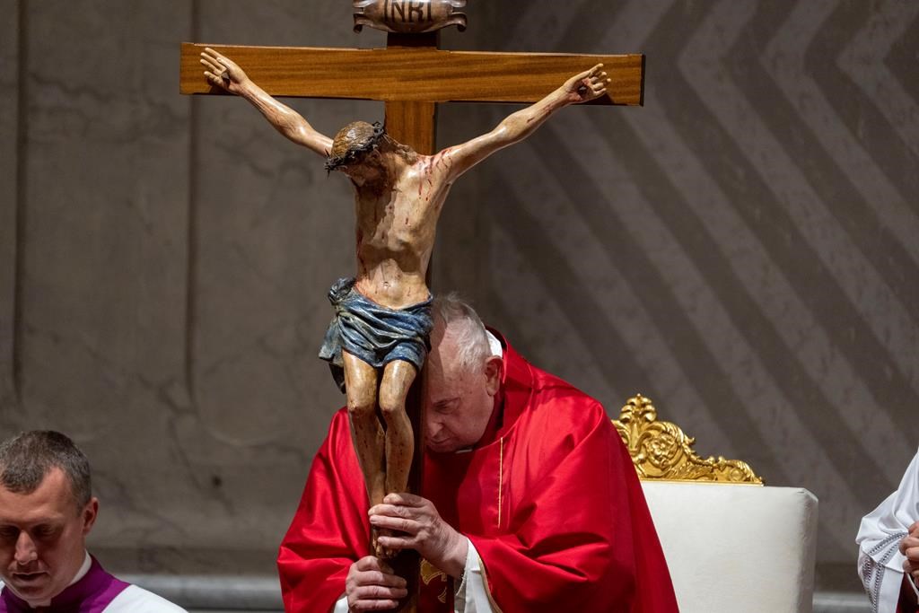 Le pape François a présidé la Veillée pascale malgré son état de santé affaibli