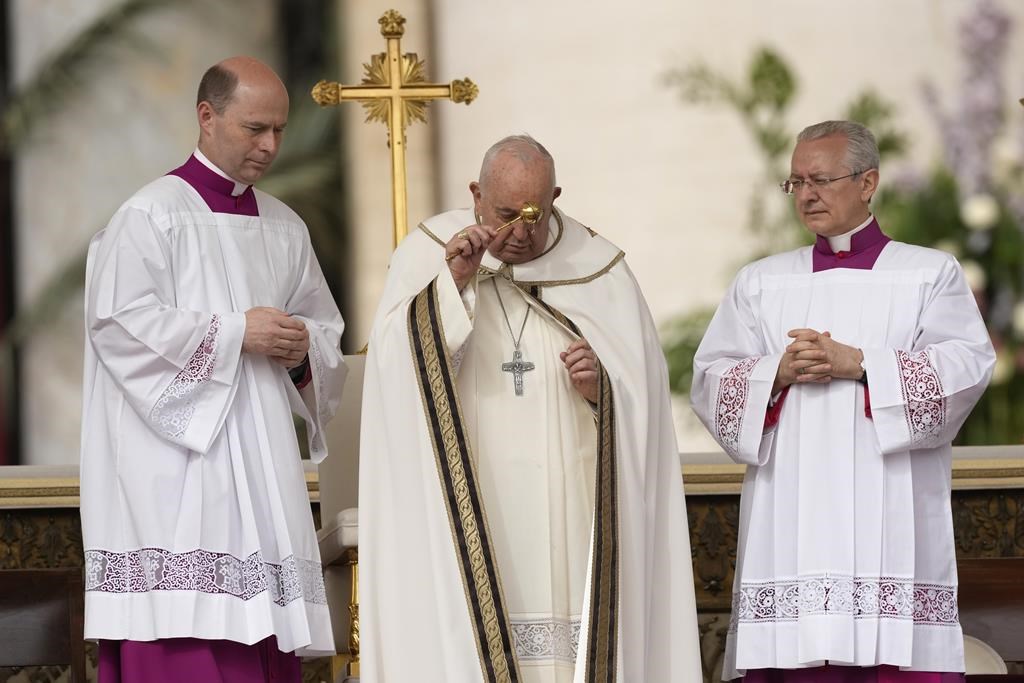 Le pape a surmonté les inquiétudes sur sa santé pour présider la messe de Pâques