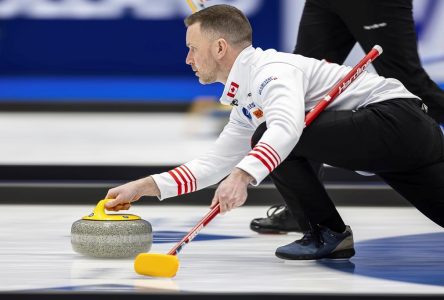 Championnat mondial de curling: Gushue reste invaincu en battant le champion en titre
