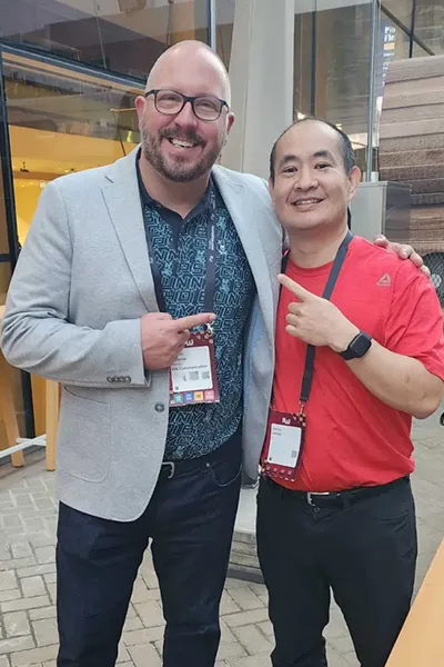 François Beaudry, président de VIA Communication, rencontre Dennis Yu à l’Affiliate World Dubaï 2024.