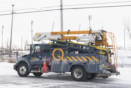 Une bordée de neige printanière cause de nombreuses pannes de courant au Québec