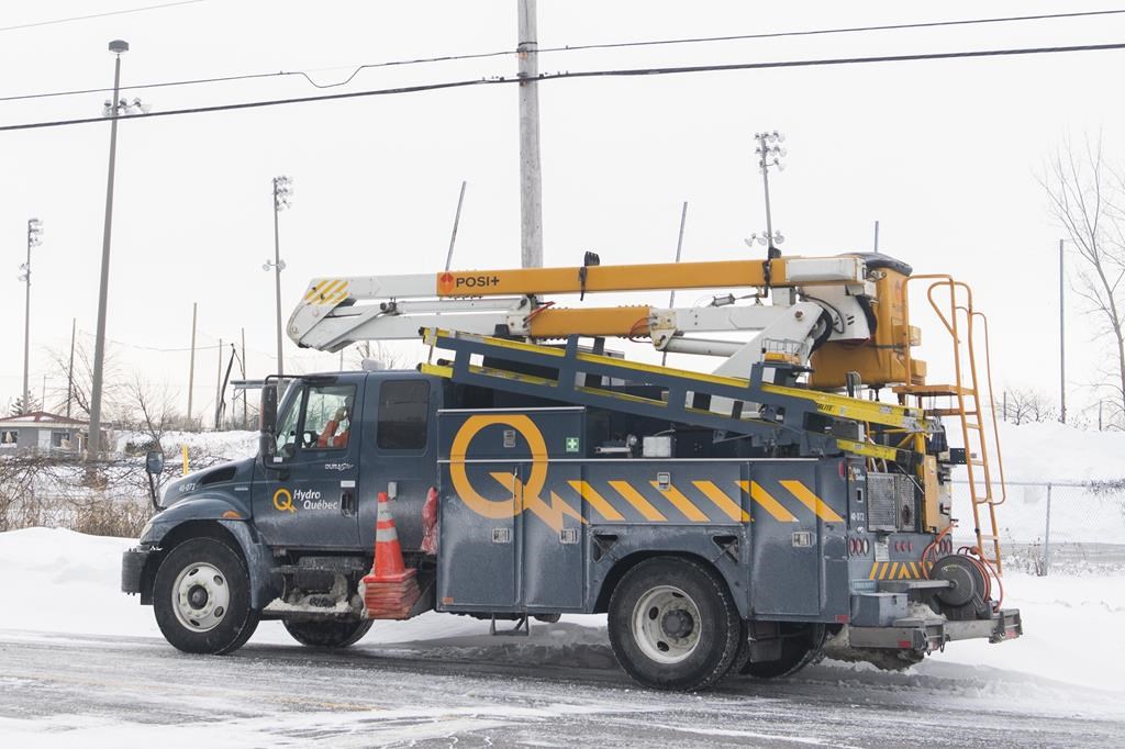 Une bordée de neige printanière cause de nombreuses pannes de courant au Québec