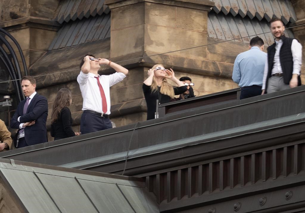 Les députés fédéraux font une pause pour observer l’éclipse partielle à Ottawa