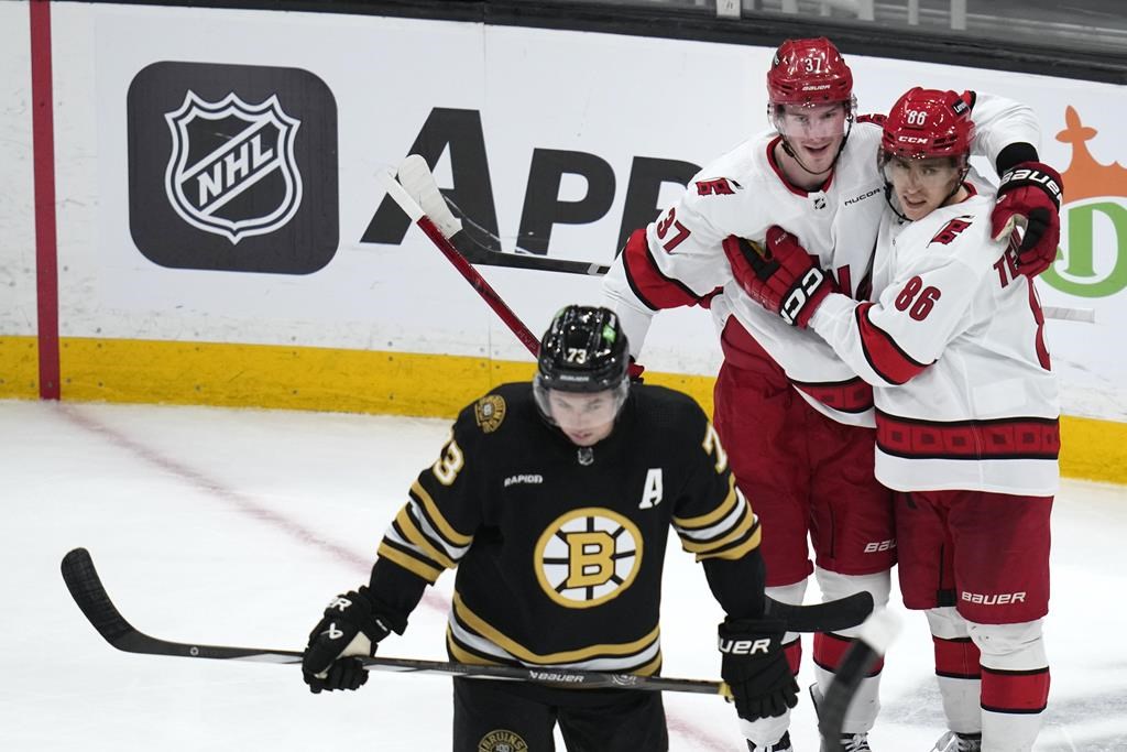 Un but «à la Michigan» pour Andrei Svechnikov, les Hurricanes défont les Bruins 4-1