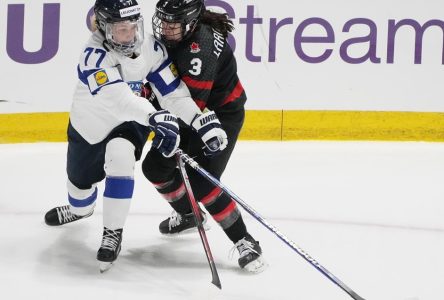 La Finlande défait la Suisse 3-1 et accède au carré d’as du Mondial de hockey féminin
