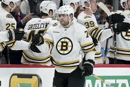 Les Bruins marquent quatre buts en deuxième période et renversent les Penguins