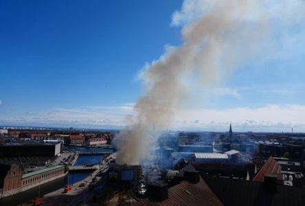 Un incendie détruit la vieille Bourse de Copenhague