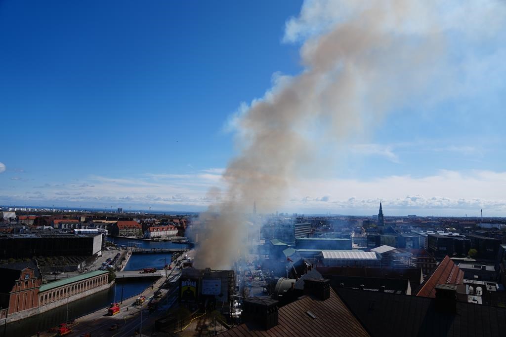 Un incendie détruit la vieille Bourse de Copenhague