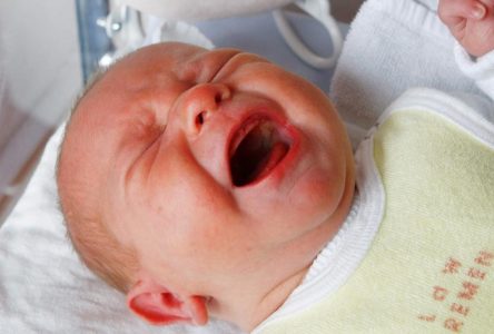 Une application IA interprète les pleurs de bébé pour aider les parents