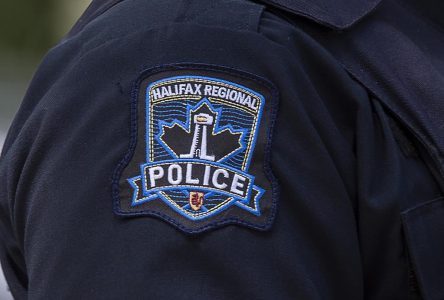 Un suspect armé est recherché par la police d’Halifax