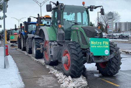 Des centaines d’agriculteurs manifestent à Saint-Jean-sur-Richelieu